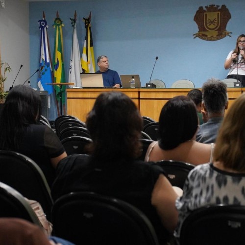 VR promove palestra de conscientização sobre dislexia para profissionais da rede municipal de educação